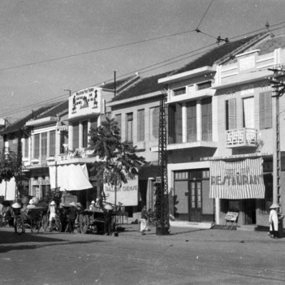 Hình 2a: Phố Huế (Rue de Hue) năm 1940 với dãy nhà phố Pháp được xây dựng trong những năm 1920. (Tác giả: Harrison Forman)