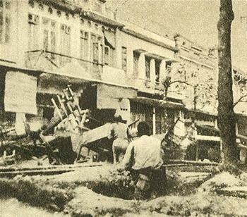 Hình 3a: Nhiều nhà phố Pháp trên phố Huế bị hư hại sau các trận giao tranh ác liệt giữa Việt Minh và quân đội Pháp đầu năm 1947. (Nguồn: http://www.lichsuvn.net)