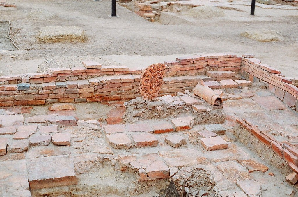 Rồng thời Lý trên các phù điêu bằng đất nung, khai quật tại khu vực số 18 Hoàng Diệu năm 2003