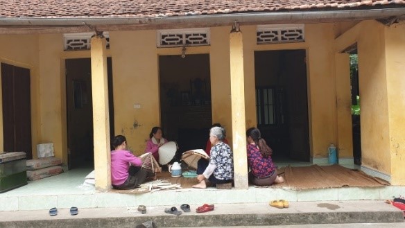Phụ nữ thôn Liên Tân tụ tập làm nón tại nhà