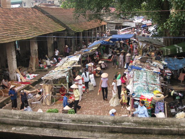 Chợ làng Chuông nhìn từ chùa (nguồn internet)