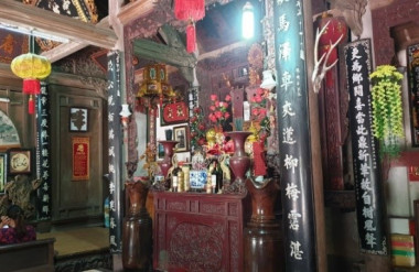 Nhà ông Lê Văn Trường ở thôn Quang Trung được xem là ngôi nhà kết cấu truyền thống được bảo tồn và chăm sóc cẩn thận nhất với lòng tự hào và sự kính trọng di sản mà ông cha đã để lại.